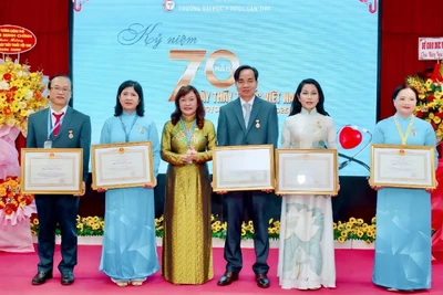 Lãnh đạo Trường đại học Y Dược Cần Thơ trao danh hiệu Thầy thuốc ưu tú cho các cá nhân.