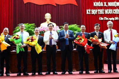 Lãnh đạo thành phố Cần Thơ chúc mừng các đồng chí nhận nhiệm vụ mới.