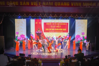 Chương trình văn nghệ tại buổi gặp mặt.