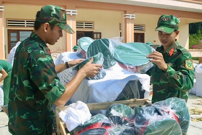 Tiểu đoàn 860, Lữ đoàn 950, Quân khu 9 tổ chức tiếp nhận quân trang cho chiến sĩ mới.