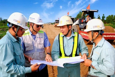 Các kỹ sư trao đổi công việc ngay trên công trường.