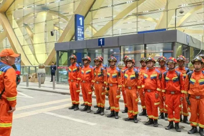 Lực lượng cứu hộ Trung Quốc tập kết tại sân bay, trước giờ khởi hành đến khu vực bị động đất. (Ảnh: Tân Hoa Xã)