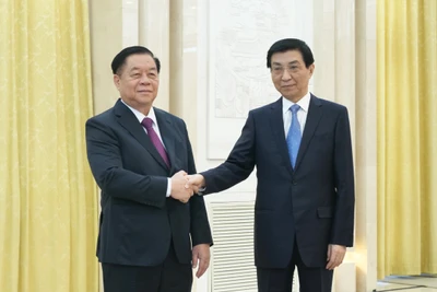 Đồng chí Nguyễn Trọng Nghĩa hội kiến đồng chí Vương Hộ Ninh.