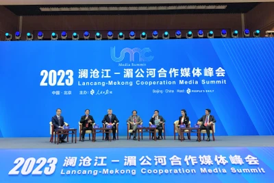 Các diễn giả chia sẻ tại phiên thảo luận về chủ đề "Thúc đẩy phục hồi kinh tế, hợp tác cùng có lợi". (Ảnh: HỮU HƯNG)