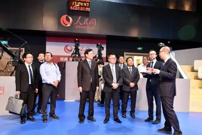 Đoàn đại biểu Báo Nhân Dân tham quan Nhân dân nhật báo điện tử.