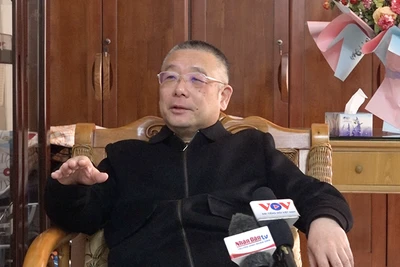 Ông Vi Tiêu Nghị trả lời phỏng vấn của phóng viên Báo Nhân Dân.