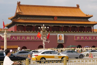 Quốc kỳ hai nước Việt Nam và Trung Quốc tung bay trên quảng trường Thiên An Môn.