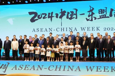 Đại biểu các nước ASEAN và Trung Quốc chụp ảnh lưu niệm tại lễ khai mạc.