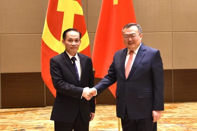 Đồng chí Lê Hoài Trung và đồng chí Lưu Kiến Siêu trước hội đàm. 