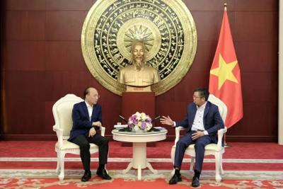 Đại sứ Phạm Thanh Bình (bên phải) và Phó Chủ tịch Khu tự trị dân tộc Choang Quảng Tây Liêu Phẩm Hổ.