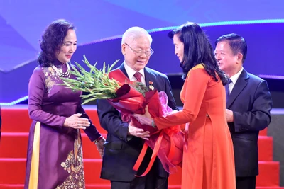 Lãnh đạo Liên hiệp các Hội Văn học nghệ thuật Việt Nam trao kỷ niệm chương Vì sự nghiệp Văn học nghệ thuật Việt Nam và tặng hoa Tổng Bí thư Nguyễn Phú Trọng. Ảnh: ĐĂNG KHOA