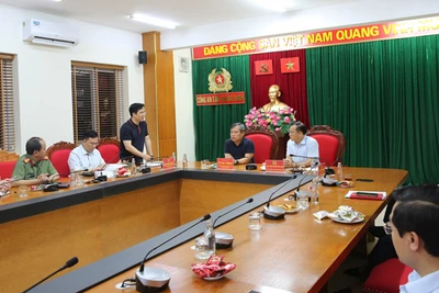 Trung tướng Nguyễn Văn Long, Thứ trưởng Bộ Công an và đồng chí Vũ Đại Thắng, Bí thư Tỉnh ủy trực tiếp chỉ đạo triển khai phương án truy bắt các đối tượng.