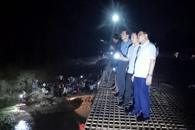 Đồng chí Nghiêm Xuân Cường, Phó Chủ tịch Ủy ban nhân dân tỉnh Quảng Ninh cùng lãnh đạo huyện Hải Hà tại hiện trường chỉ đạo tìm kiếm.