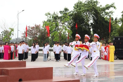 Lễ thượng cờ trên đảo Cô Tô nhân dịp kỷ niệm 64 năm Ngày Bác Hồ ra thăm đảo. (Ảnh: PHƯƠNG MẾN)