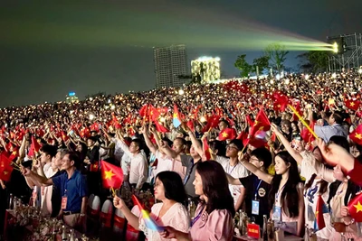 Đông đảo người dân và du khách tham dự lễ khai mạc Carnaval Hạ Long 2025.