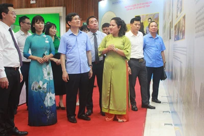 Các đại biểu tham quan Triển lãm.