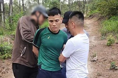 Đối tượng Nguyễn Văn Báo (mặc áo xanh) thời điểm bị bắt giữ.