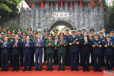 Đại tướng Phan Văn Giang, Ủy viên Bộ Chính trị, Phó bí thư Quân ủy Trung ương, Bộ trưởng Quốc phòng và Thượng tướng Đổng Quân, Ủy viên Trung ương Đảng Cộng sản Trung Quốc, Bộ trưởng Quốc phòng Trung Quốc cùng đoàn đại biểu Bộ Quốc phòng hai nước. 