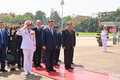 Tổng Bí thư Tô Lâm và Tổng Bí thư, Chủ tịch Trung Quốc Tập Cận Bình cùng các đại biểu thành kính tưởng nhớ Chủ tịch Hồ Chí Minh.
