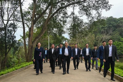 Chủ tịch Quốc hội Trần Thanh Mẫn và Đoàn công tác thăm Khu di tích quốc gia đặc biệt Tân Trào. 