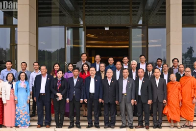 Chủ tịch Quốc hội Trần Thanh Mẫn chụp ảnh lưu niệm với Đoàn đại biểu Quốc hội tỉnh Sóc Trăng.