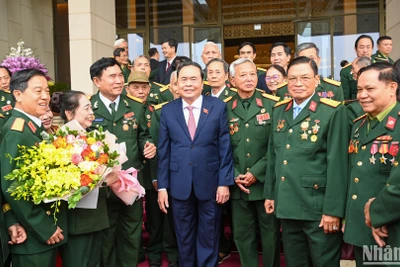 Chủ tịch Quốc hội Trần Thanh Mẫn với Đoàn đại biểu người có công Trung đoàn 271 Quân khu Trị Thiên.
