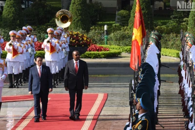 Thủ tướng Phạm Minh Chính và Thủ tướng Ethiopia Abiy Ahmed Ali duyệt Đội danh dự Quân đội nhân dân Việt Nam.