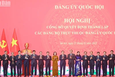 Bí thư Đảng ủy Quốc hội, Chủ tịch Quốc hội Trần Thanh Mẫn cùng các đại biểu với 11 đồng chí Bí thư các Đảng bộ trực thuộc. 