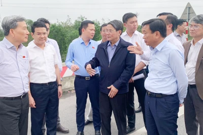 Phó Chủ tịch Quốc hội Nguyễn Đức Hải cùng Đoàn giám sát của Quốc hội khảo sát trên tuyến cao tốc Cam Lộ-La Sơn.