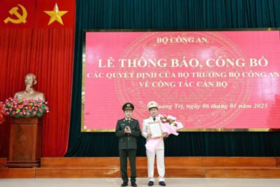 Thứ trưởng Công an, Thiếu tướng Đặng Hồng Đức trao quyết định bổ nhiệm Giám đốc Công an tỉnh Quảng Trị cho Đại tá Vũ Văn Đấu.
