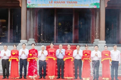 Chủ tịch Quốc hội Trần Thanh Mẫn và các đại biểu cắt băng khánh thành Công trình bảo tồn, tôn tạo Di tích Khu lưu niệm Tổng Bí thư Lê Duẩn.