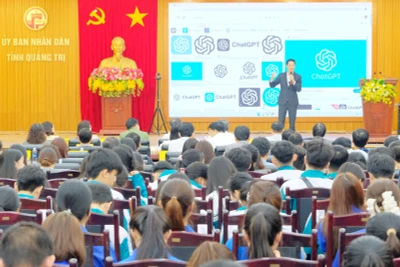 Chuyên gia Trần Khánh Tư đang truyền đạt chuyên đề nâng cao nhận thức AI và Chat GPT.