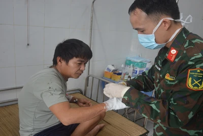 Quân y Bệnh xá Song Tử Tây chăm sóc vết thương cho bệnh nhân Võ Xuân Vĩ. (Ảnh: CTV HQ)