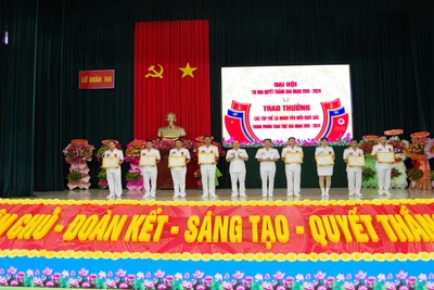 Chỉ huy Lữ đoàn 146 trao thưởng cho các các tập thể cá nhân tiêu biểu. (Ảnh: XUÂN NGUYỄN)