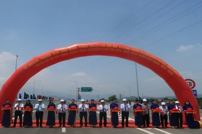 Đại biểu thực hiện nghi thức cắt băng khánh thành Dự án thành phần đoạn Vân Phong-Nha Trang, thuộc Dự án xây dựng công trình đường bộ cao tốc bắc-nam phía Đông giai đoạn 2021-2025. (Ảnh: PHONG NGUYÊN) 