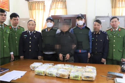 Đối tượng Phạm Văn Cường cùng tang vật bị bắt giữ. 