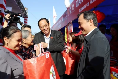 Phó Chủ tịch Quốc hội Trần Quang Phương và Bí thư Tỉnh ủy Hà Tĩnh Hoàng Trung Dũng tặng quà Tết cho người dân thị xã Kỳ Anh.