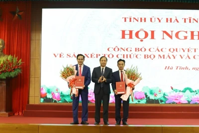 Bí thư Tỉnh ủy Hoàng Trung Dũng trao quyết định, tặng hoa chúc mừng hai đồng chí Bí thư Đảng ủy các cơ quan Tỉnh ủy và Bí thư Đảng ủy Ủy ban nhân dân tỉnh.