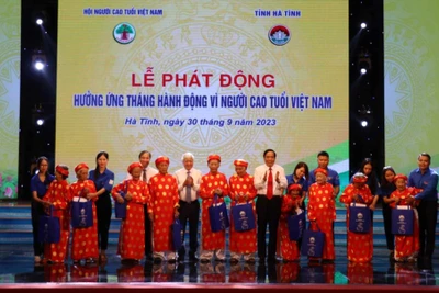 Đồng chí Đỗ Văn Chiến, Bí thư Trung ương Đảng, Chủ tịch Ủy ban mặt trận Tổ quốc Việt Nam và đồng chí Nguyễn Thanh Bình, Chủ tịch Hội người cao tuổi Việt Nam tặng quà cho các cụ ông, cụ bà tròn 100 tuổi ở Hà Tĩnh. 