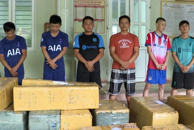 Các đối tượng bị bắt cùng tang vật vụ án.