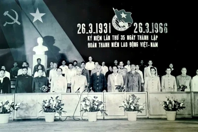  Đoàn chủ tịch Lễ kỷ niệm 35 năm thành lập Đoàn thanh niên Lao động Việt Nam. Trong ảnh: Đồng chí Nguyễn Thanh Tân (đứng hàng sau phía dưới tượng Bác Hồ).