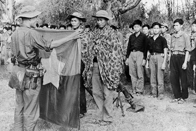 Ban Chỉ huy đơn vị X quân Giải phóng nhận cờ và mệnh lệnh chiến đấu trước giờ xuất kích. Ảnh tư liệu 