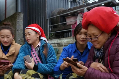 Đoàn viên, thanh niên xã Tả Phìn (thị xã Sa Pa, tỉnh Lào Cai) hướng dẫn người dân sử dụng mạng xã hội.