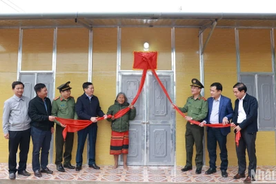 Lãnh đạo Bộ Công an và tỉnh Quảng Trị bàn giao nhà mới cho người dân tại huyện miền núi Hướng Hóa. (Ảnh HIẾU MINH)