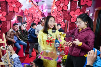 Niềm vui phút giao thừa trên chuyến tàu đầu Xuân. (Ảnh THÀNH ĐẠT)