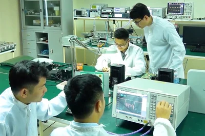 Đội ngũ kỹ sư của Viettel thiết kế và sản xuất thiết bị 5G.