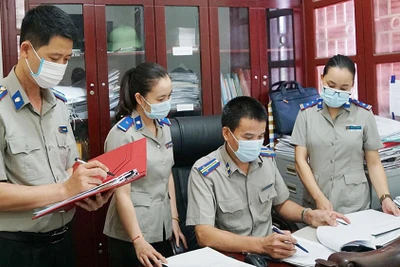 Cán bộ, chấp hành viên Chi cục Thi hành án dân sự huyện Hiệp Hòa (tỉnh Bắc Giang) trao đổi nghiệp vụ giải quyết án. Ảnh: TUỆ AN