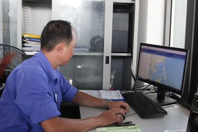Đội điều hành kiểm tra thông tin tàu cá trên biển qua hệ thống.