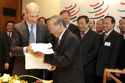 Ngày 7/11/2006, Bộ trưởng Thương mại Trương Đình Tuyển và Tổng Giám đốc Tổ chức Thương mại Thế giới (WTO) Pascal Lamy đã ký Nghị định thư gia nhập của Việt Nam, kết thúc 11 năm tiến hành hàng loạt các cuộc đàm phán song phương, đa phương và tham vấn kể từ khi Việt Nam đệ đơn gia nhập vào năm 1995. Nguồn: TTXVN