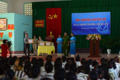 Lãnh đạo Nhà xuất bản Phụ nữ cùng các tác giả trao tặng sách cho Trại giam Ngọc Lý. Ảnh: ĐỖ TIẾN THÀNH